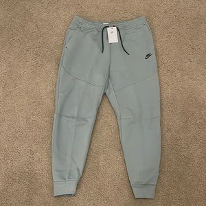NIKE TECH FLEECE PANTS — BRAND NEW